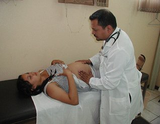 Prenatal medical exam. Source: [http://www.usaid.gov/sv/ USAID El Salvador] {{USAID}}